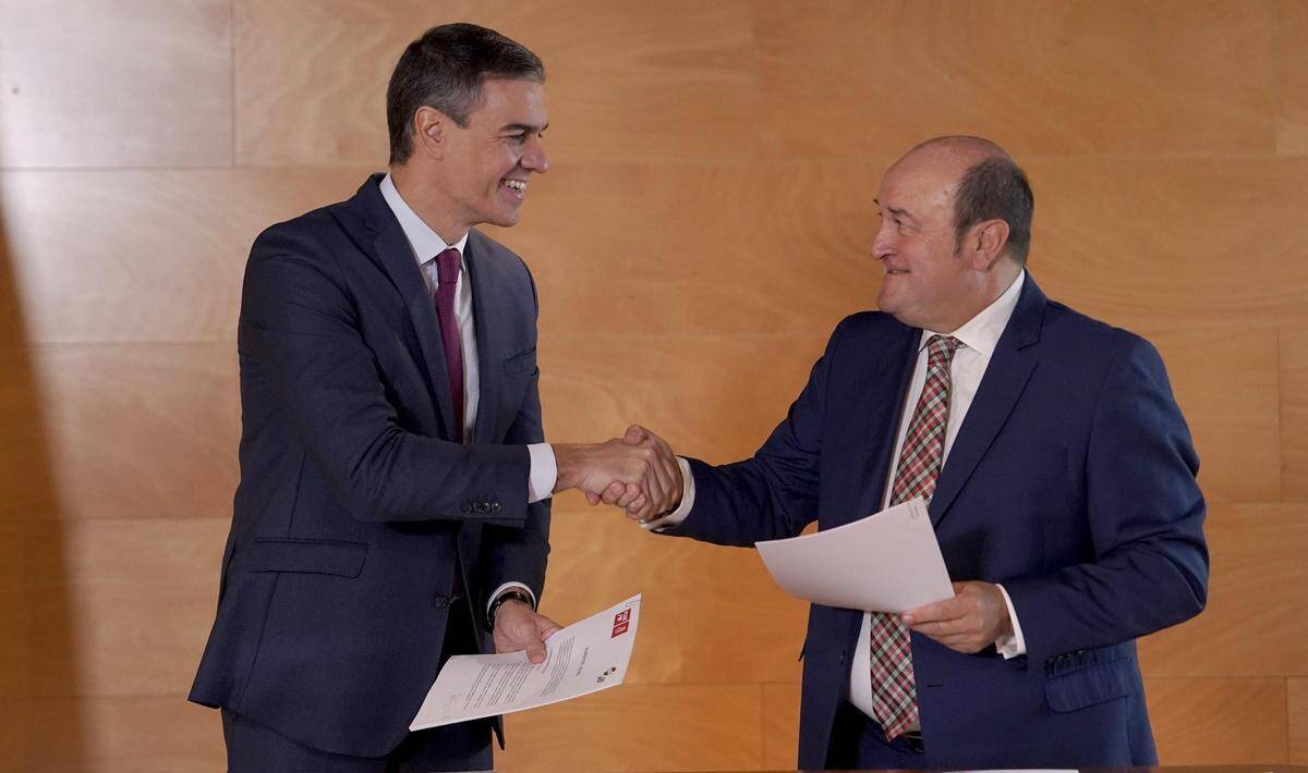 Sánchez y el presidente del PNV en la firma del pacto de investidura del líder del PSOE.