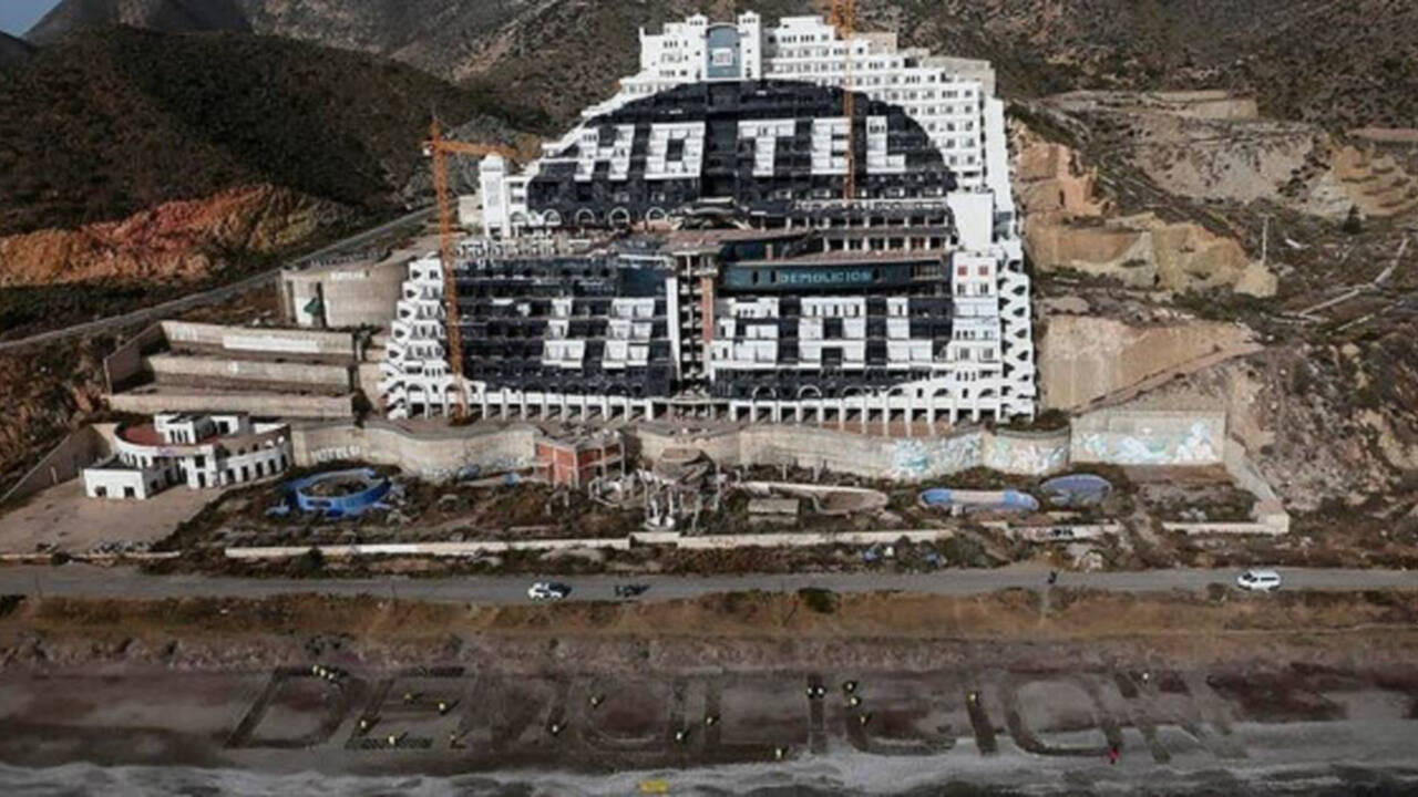 El hotel construido en El Algarrobico, Cabo de Gata-Níjar, Almería.