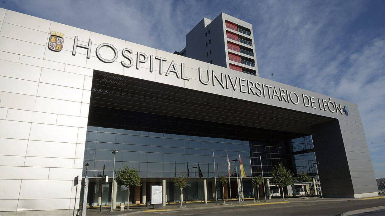 Un equipo de cirugía del hospital Río Hortega de Valladolid posa en un quirófano