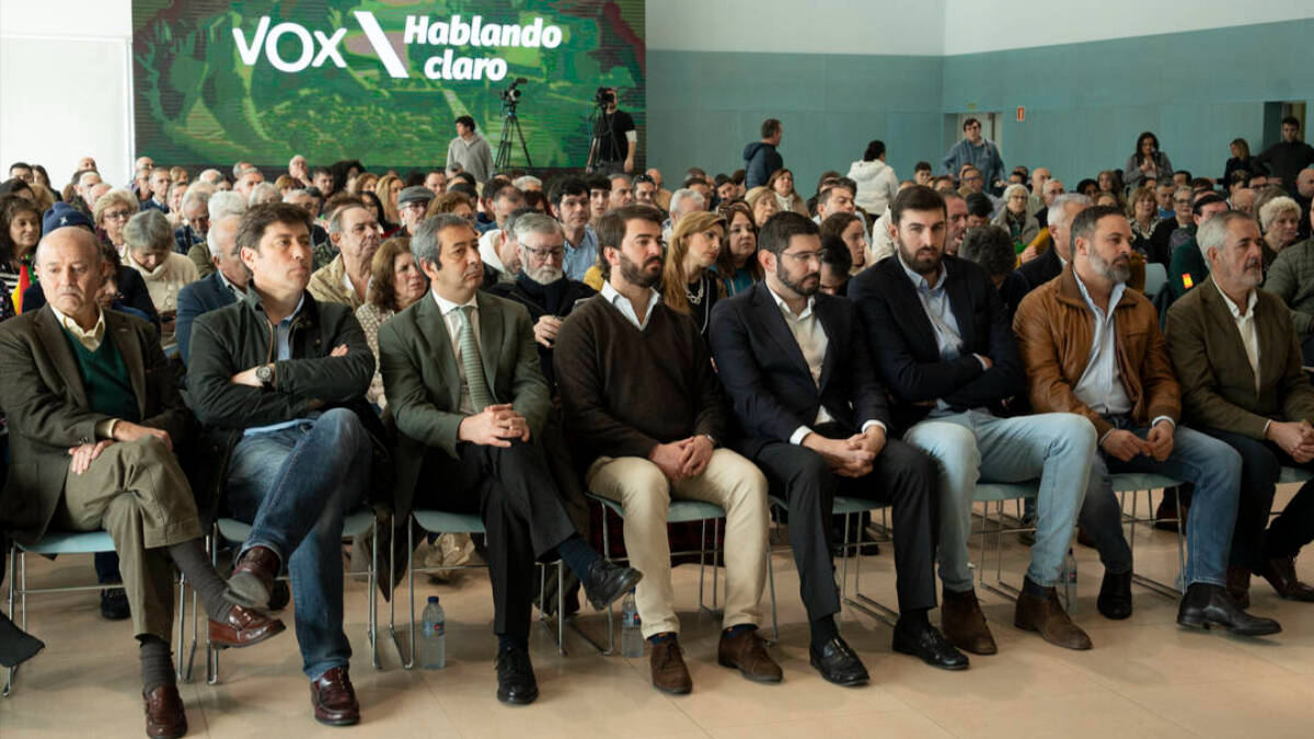 El vicepresidente primero de la Comunidad Valenciana, Vicente Barrera, tercero por la izquierda, en un acto en apoyo al candidato de Vox a la presidencia de la Xunta.