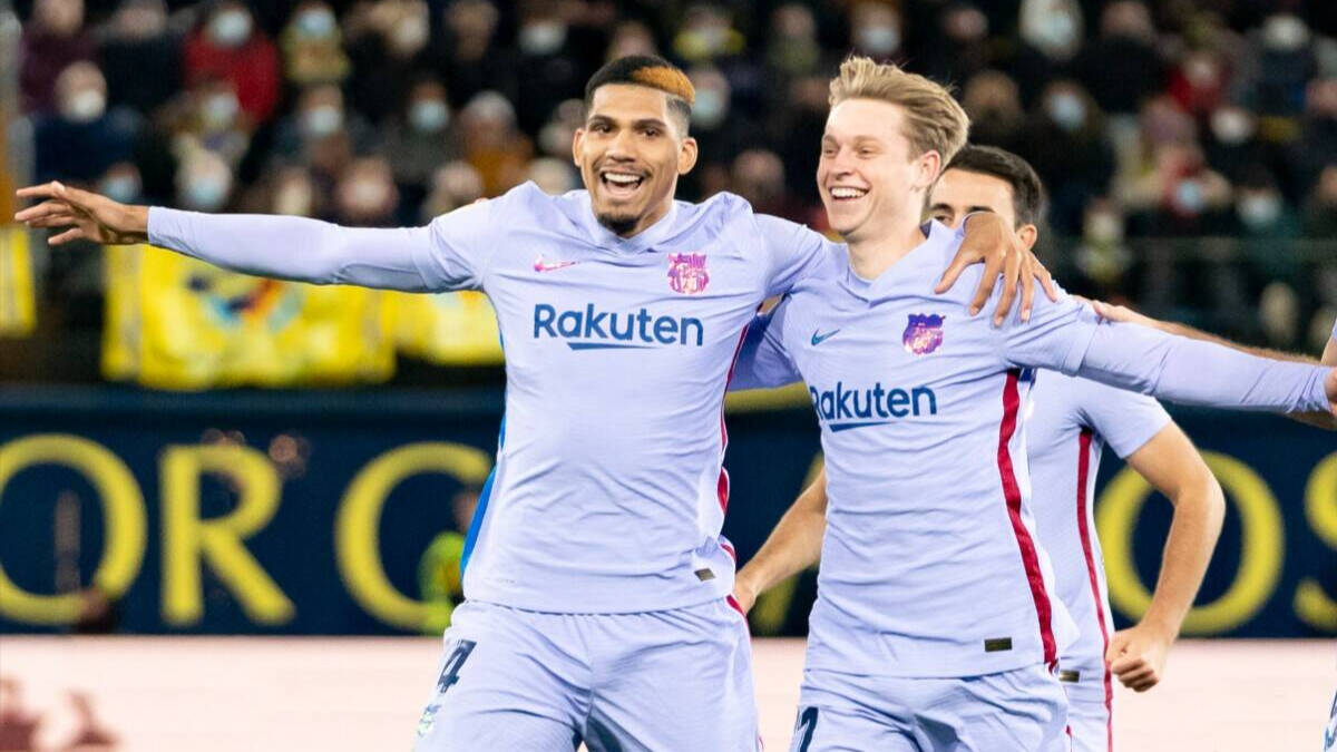 Araújo y Frenkie de Jong celebran un gol.