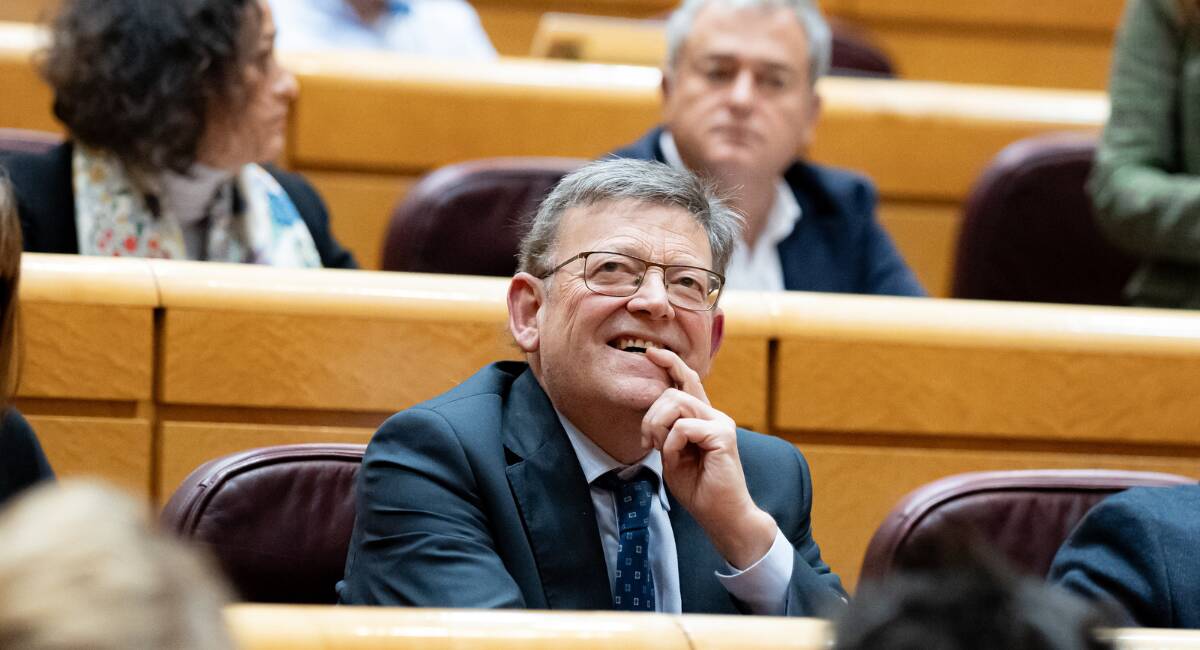 El secretario general del PSPV-PSOE, Ximo Puig, asiste a una sesión plenaria, en el Senado