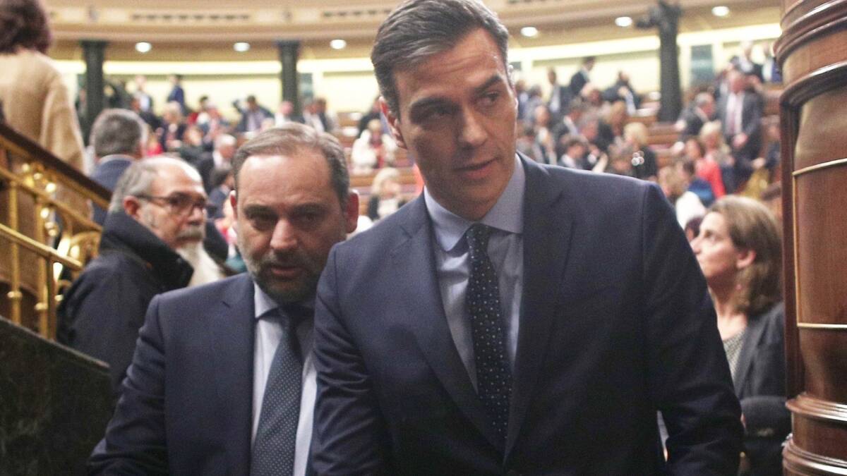 El presidente del Gobierno y líder del PSOE, Pedro Sánchez, sale del Congreso junto con el que en aquel momento era ministro de Transportes, José Luis Ábalos, en 2019.