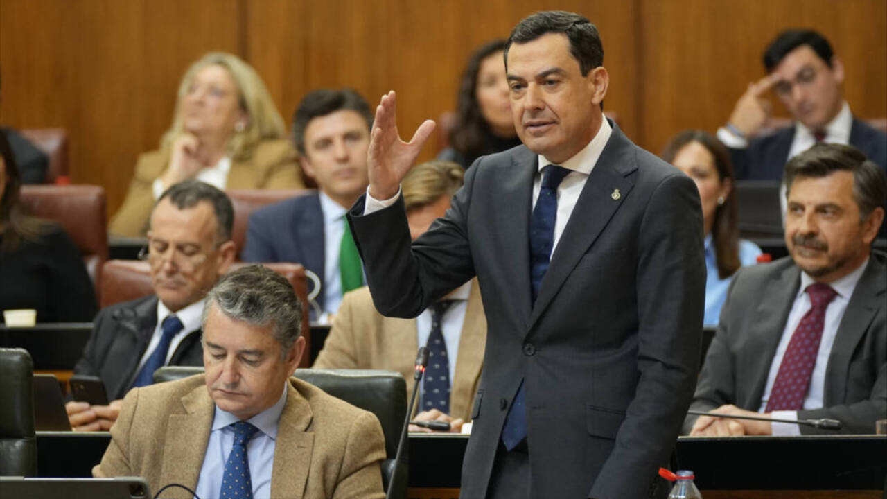 El presidente de la Junta de Andalucía, Juanma Moreno, durante su intervención en la sesión de control.