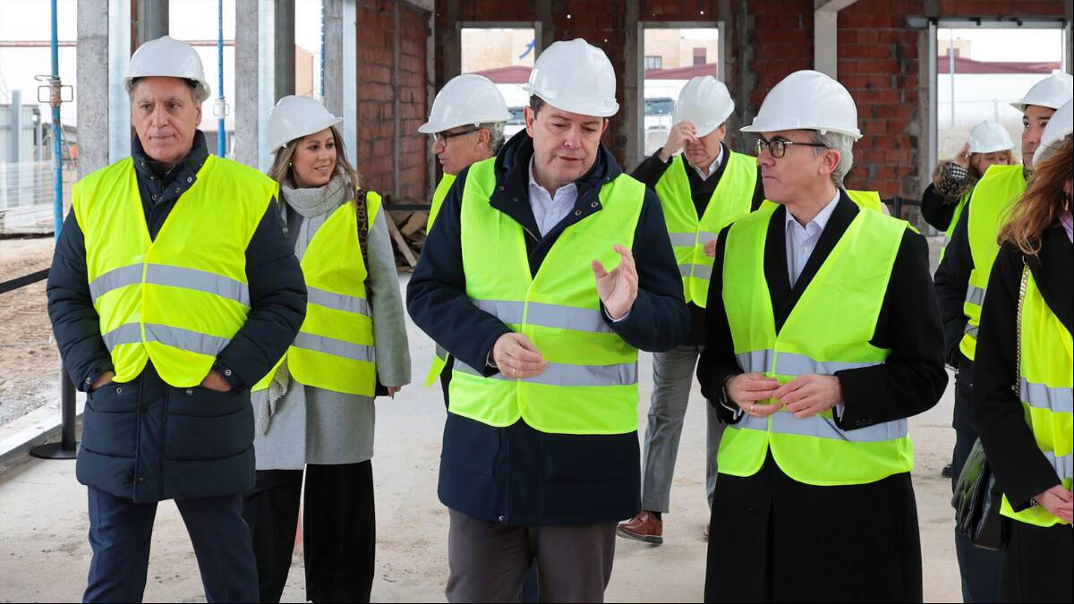 El presidente de la Junta de Castilla y León, Alfonso Fernández Mañueco, durante su visita a las obras de la nueva planta de Novartis y que finalizarán en octubre. (FOTO: Junta de CyL)