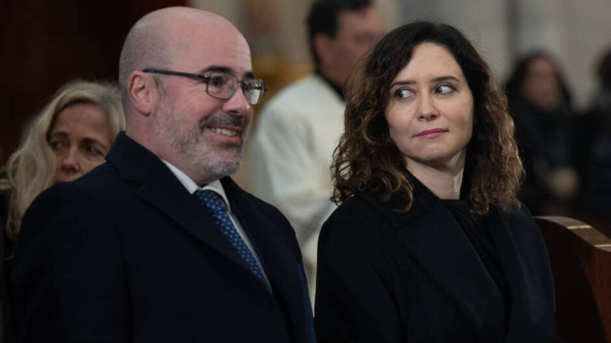 El delegado del Gobierno en la Comunidad de Madrid, Francisco Martín, y la presidenta de la Comunidad de Madrid, Isabel Díaz Ayuso.