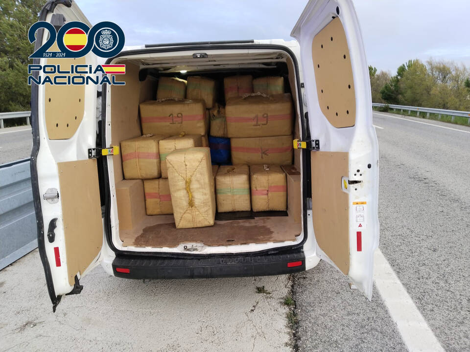 Fardos de droga en el interior de una furgoneta en la autovía Jerez-Sanlúcar.