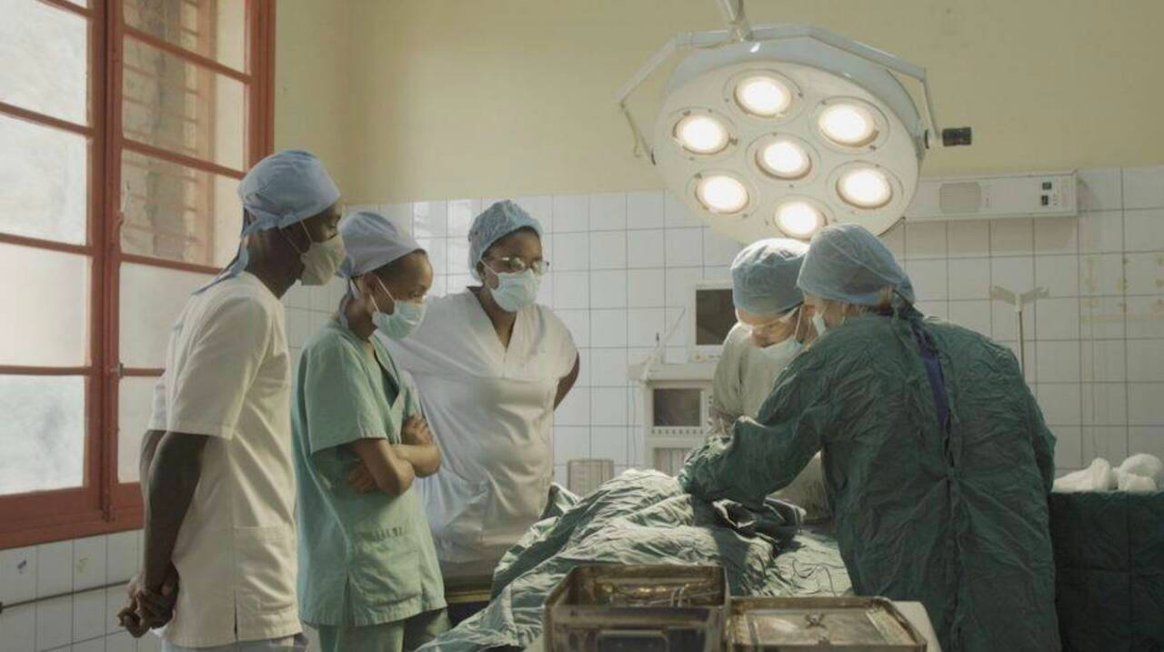 El Dr. Casado operando en un quirófano de Burundi en 2023