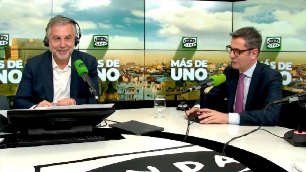 Carlos Alsina entrevista al ministro Félix Bolaños en 'Más de uno' de Onda Cero.