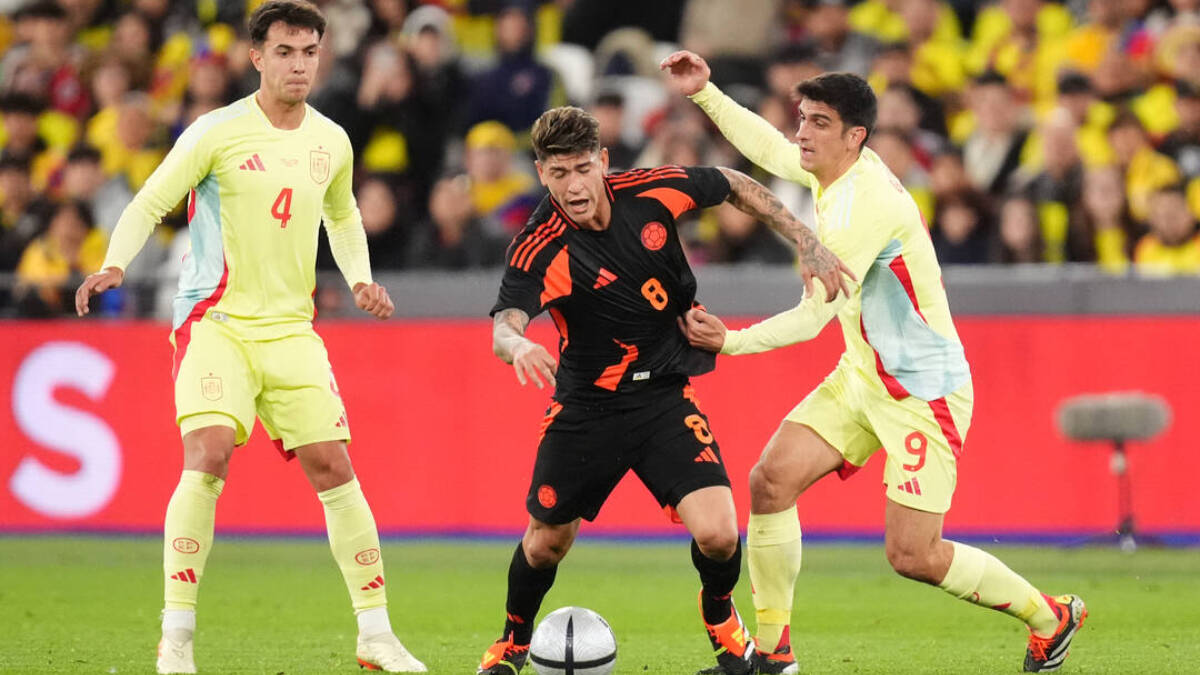 Gerard Moreno pelea un balón en el España - Colombia.