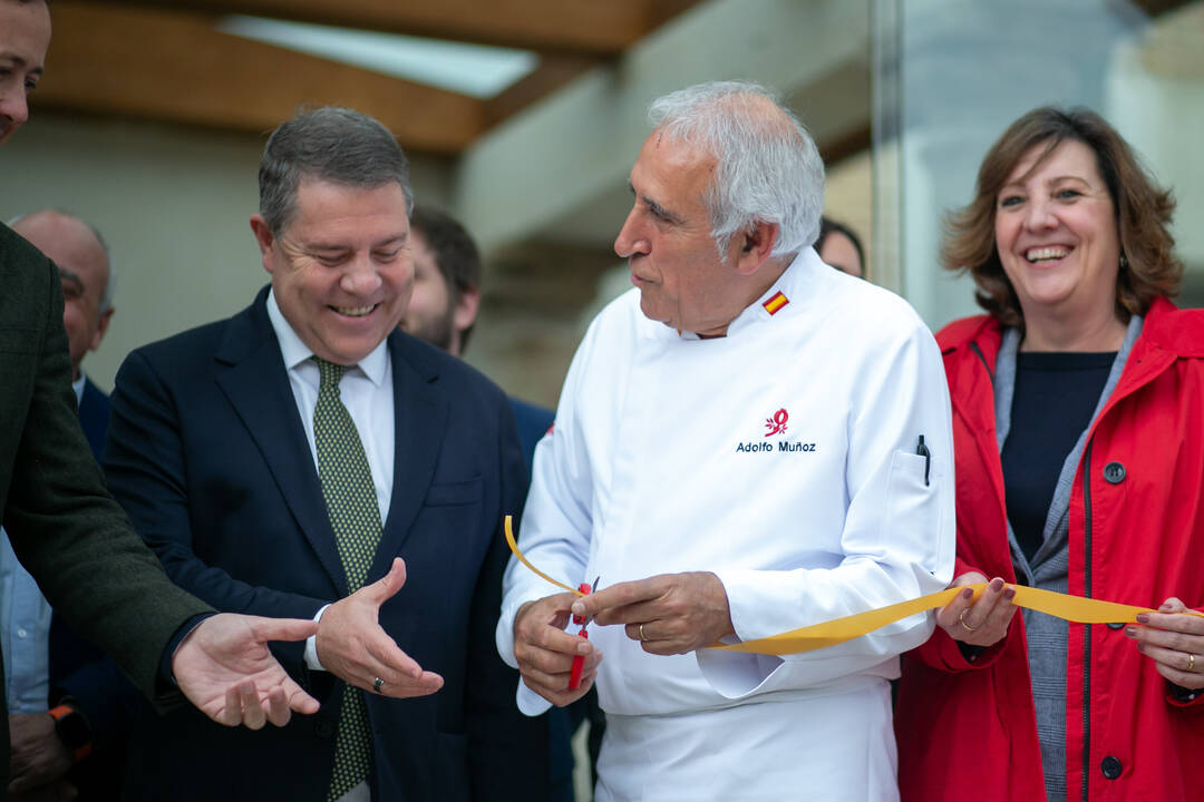 García Page en la inauguración del Hotel Cigarra junto con el chef  Adolfo Muñoz