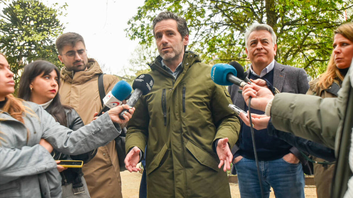 Borja Sémper, junto a Javier de Andrés, candidato a lehendakari, ante los periodistas. 