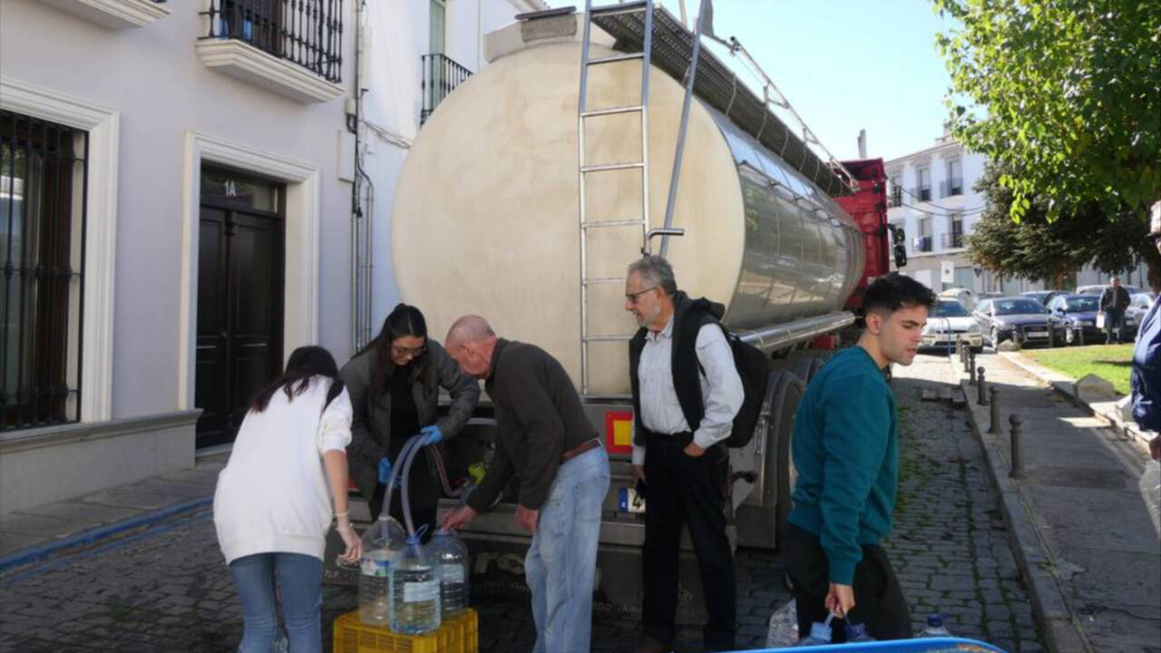 Vecinos recargando agua en un pueblo de Córdoba.