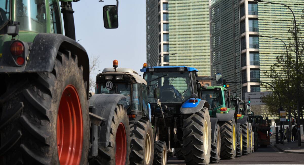 Tractores participan en la tractorada convocada por las calles de Valencia