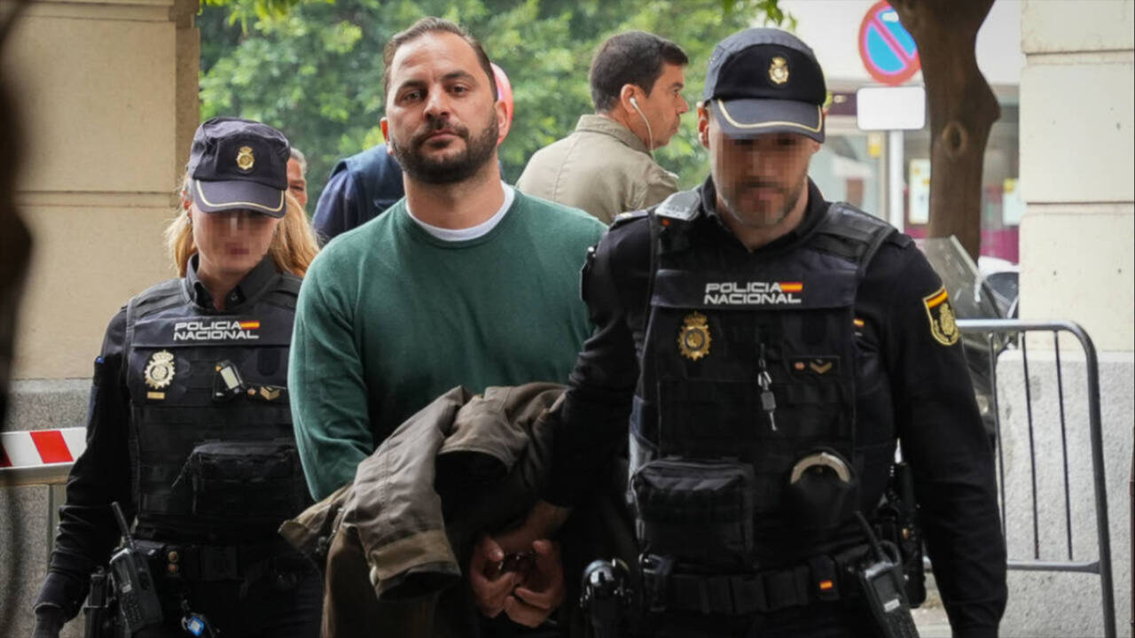 El sobrino de María del Monte, Antonio Tejado, a su salida de la Audiencia Provincial tras ser detenido.