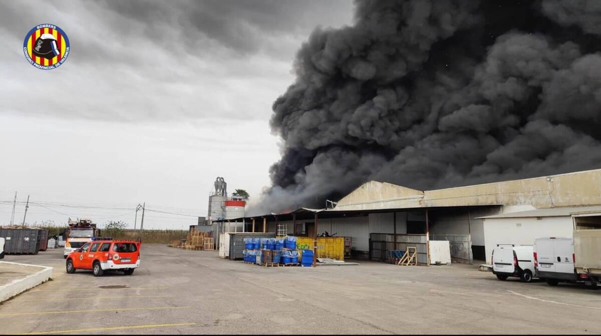 Incendio en la fabrica de Cecotec en Sollana