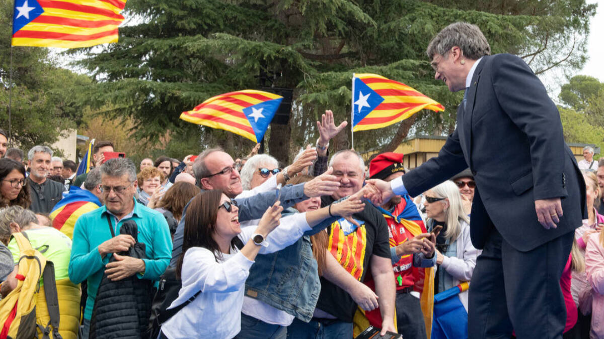 Carles Puigdemont saluda a seguidores