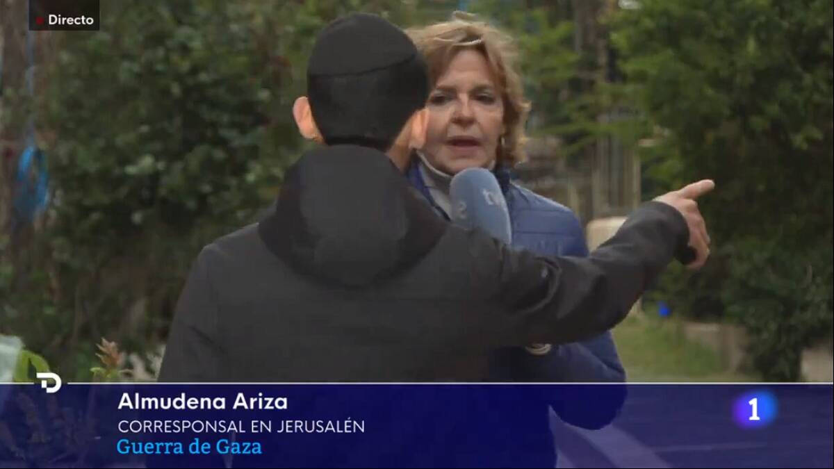 Momento en el que Almudena Ariza, corresponsal de TVE en Jerusalén, ha tenido que cortar el directo por las amenazas de dos ciudadanos judíos.