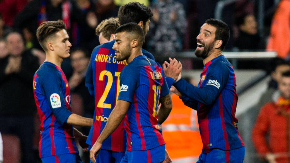 Arda Turan celebra un gol junto a sus compañeros del FC Barcelona.