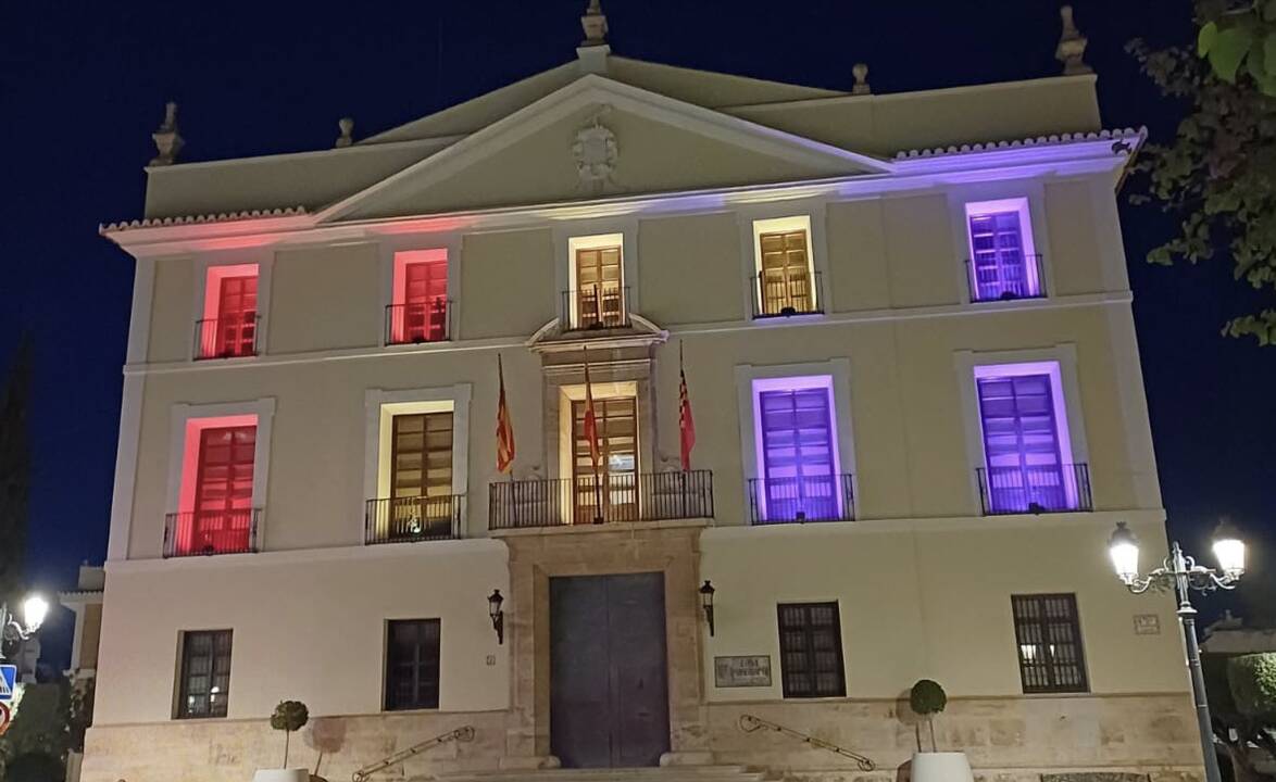 Ayuntamiento de Paterna con los colores republicanos