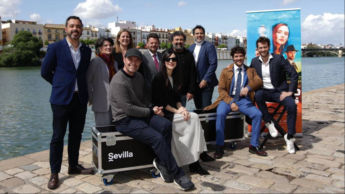 Foto de familia del equipo y actores de 'Operación Barrio Inglés' tras su presentación en Sevilla.