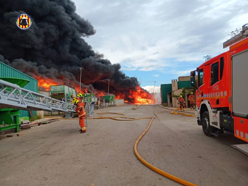 Incendio en la planta de reciclaje de San Antonio de Requena
