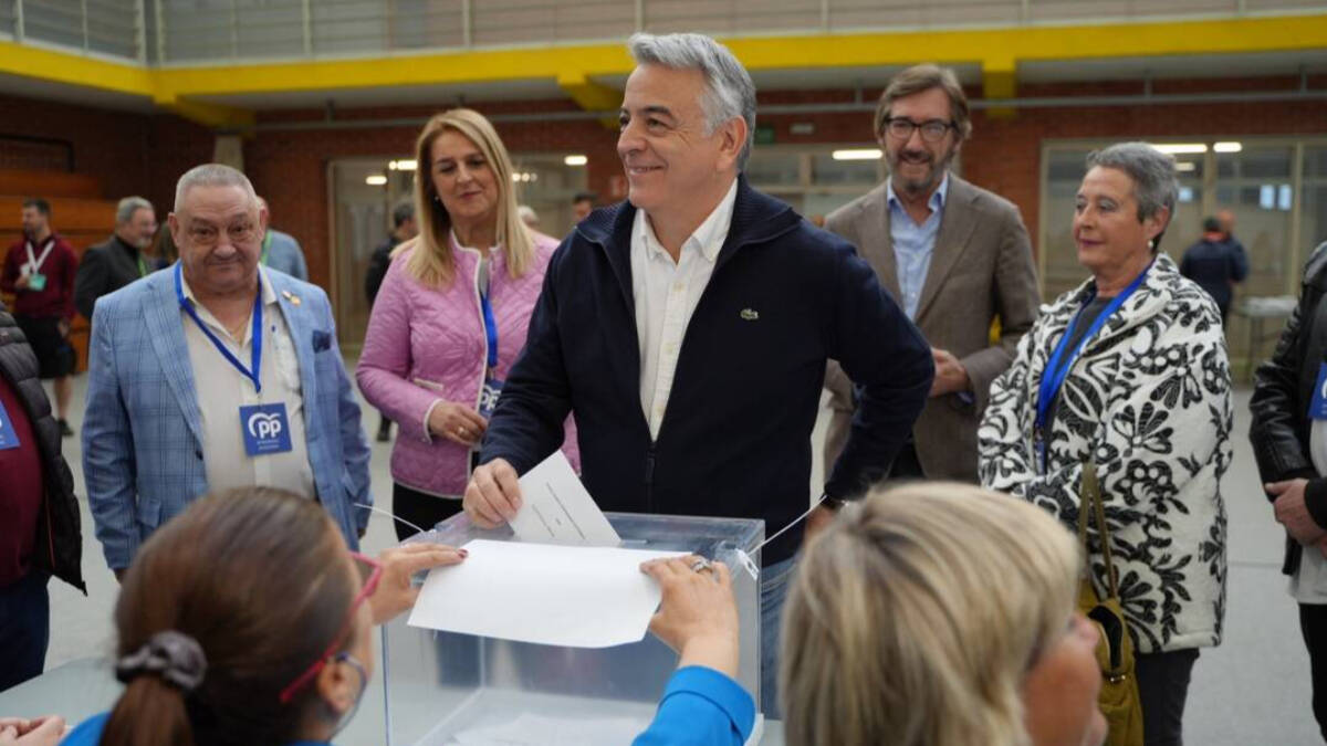 De Andrés ejerce su derecho a voto en un colegio electoral de Vitoria