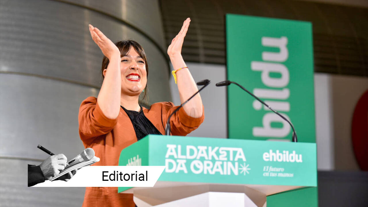 La portavoz de campaña de EH Bildu, Oihana Etxebarrieta, celebra el resultado de su formación