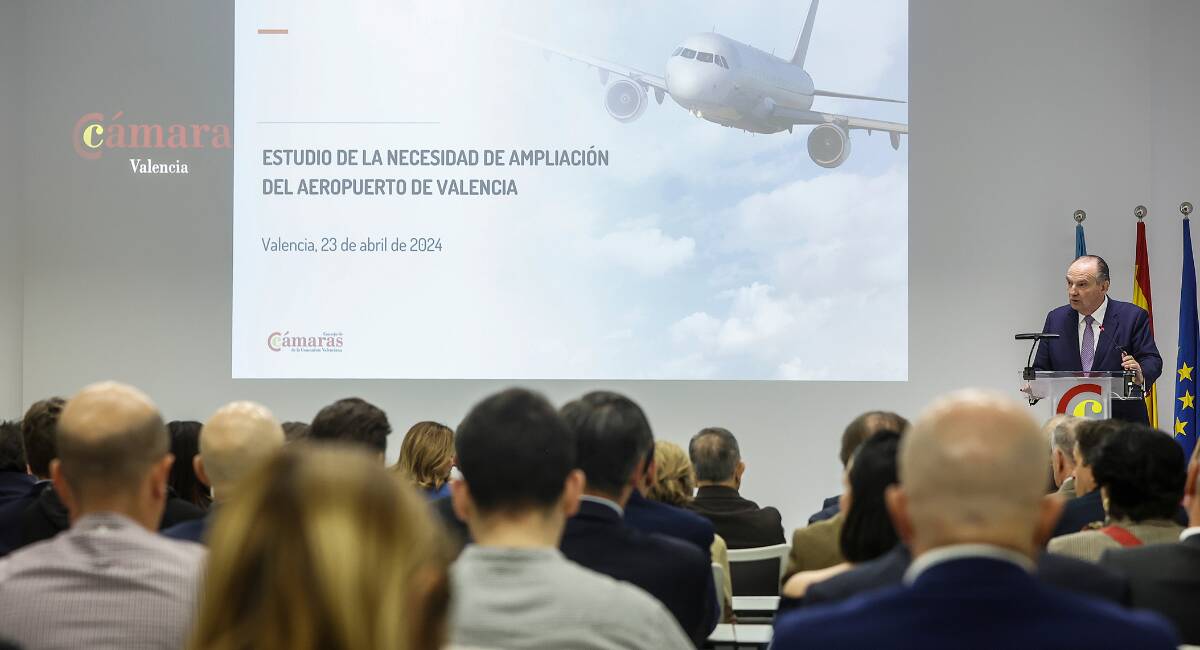 El presidente de la Cámara de Comercio de Valencia, Vicente Morata, interviene durante la presentación del estudio 'Impacto económico de la ampliación del aeropuerto de Valencia