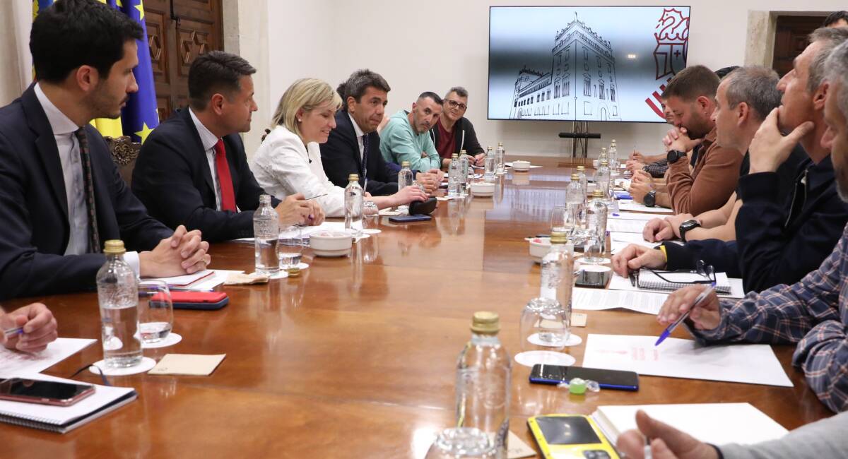 Reunión entre Carlos Mazón, president de la Generalitat, y Elisa Núñez, consellera de Interior, con los sindicatos y representantes de bomberos forestales en la Comunitat. 