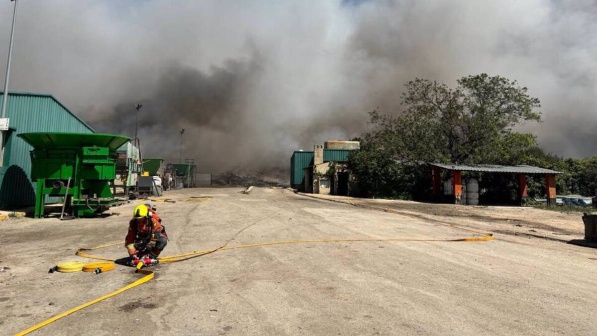 Incendio en la planta de reciclaje de San Antonio de Requena