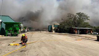 Bomberos mantienen el seguimiento en la planta de reciclaje incendiada de Requena