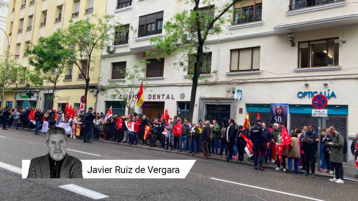 Militantes peregrinado a las puertas de la sede del PSOE, este sábado.