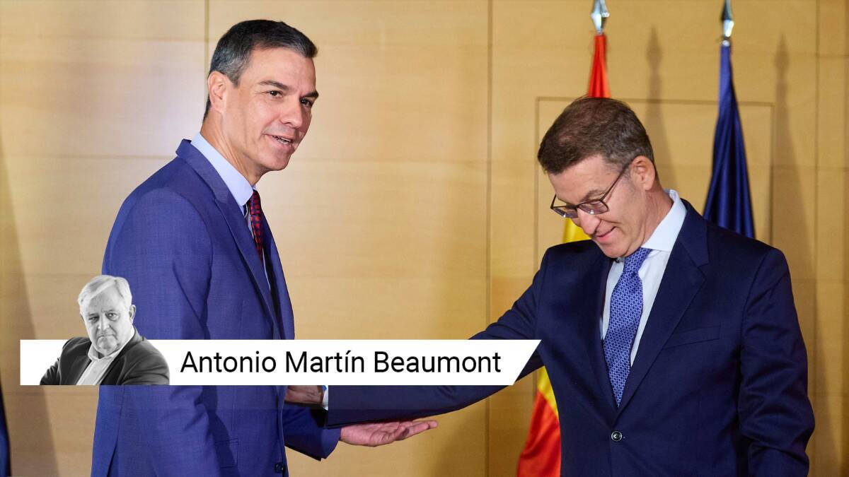 Pedro Sánchez y Feijóo se saludan antes de su última reunión (30 de agosto de 2023)-
