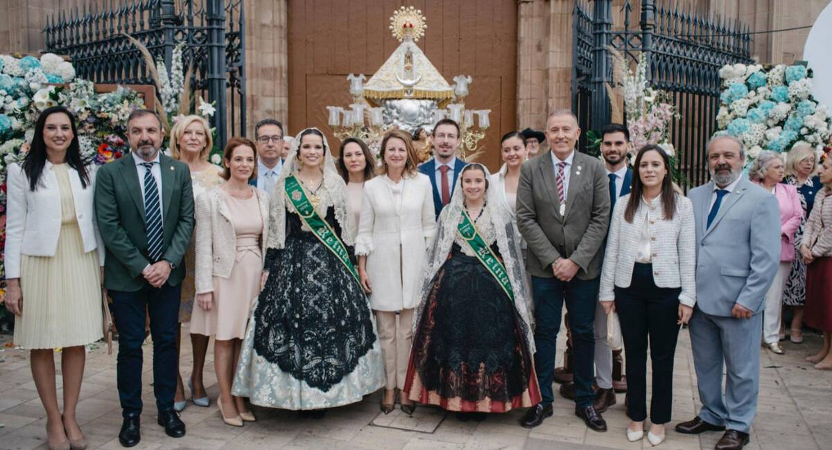 El equipo de gobierno municipal, con la alcaldesa, Begoña Carrasco, al frente junto a las Reinas de la fiestas, Lourdes Climent y Vega Torrejón, en la ofrenda a la Mare de Déu de Lledó 