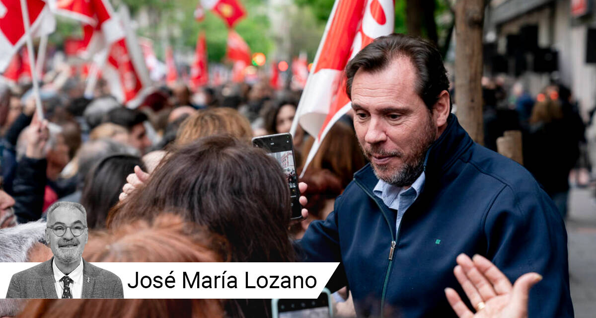 El ministro Óscar Puente, durante una concentración en la calle de Ferraz en apoyo al presidente del Gobierno, Pedro Sánchez, en la sede del PSOE, a 27 de abril 