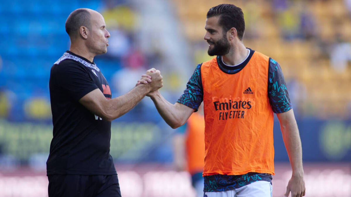 Mateu Lahoz saluda a Nacho antes de un partido.