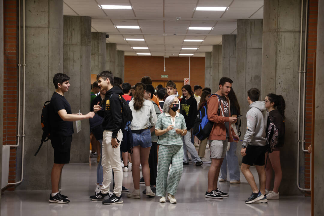 Estudiantes esperan para entrar a realizar las pruebas de acceso a la universidad 2022