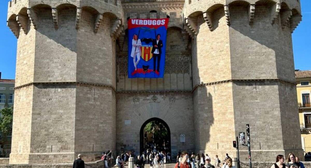 Pancarta contra Catalá y Mazón en las Torres de Serranos 