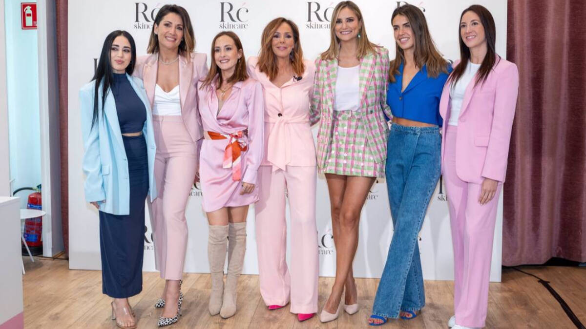 Rocío Carrasco rodeada de sus amigas en la presentación de su nueva línea de maquillaje.
