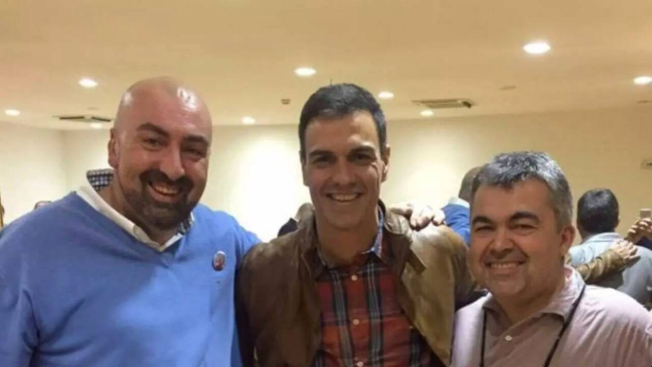 Koldo García junto a Pedro Sánchez y Santos Cerdán