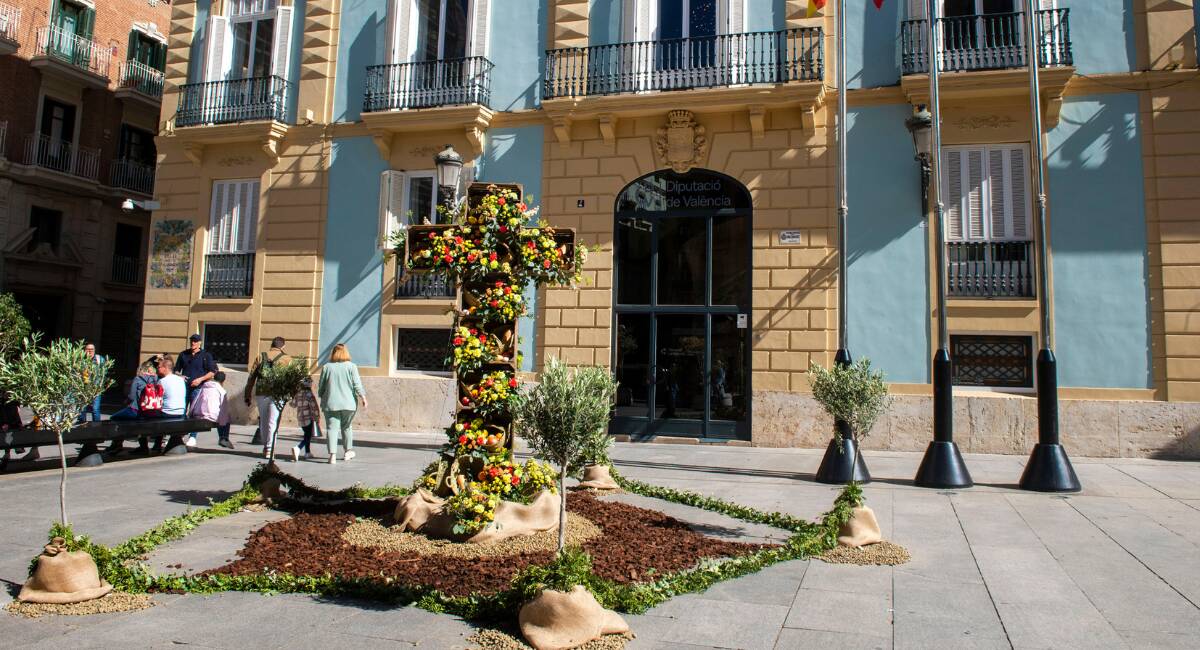 La Diputación de Valencia instala en la plaza de Manises su Cruz de Mayo

