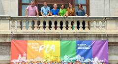 Los nuevos mupis remplazarán a la bandera arcoíris en el balcón del Ayuntamiento en el día de la LGTBIfobia 