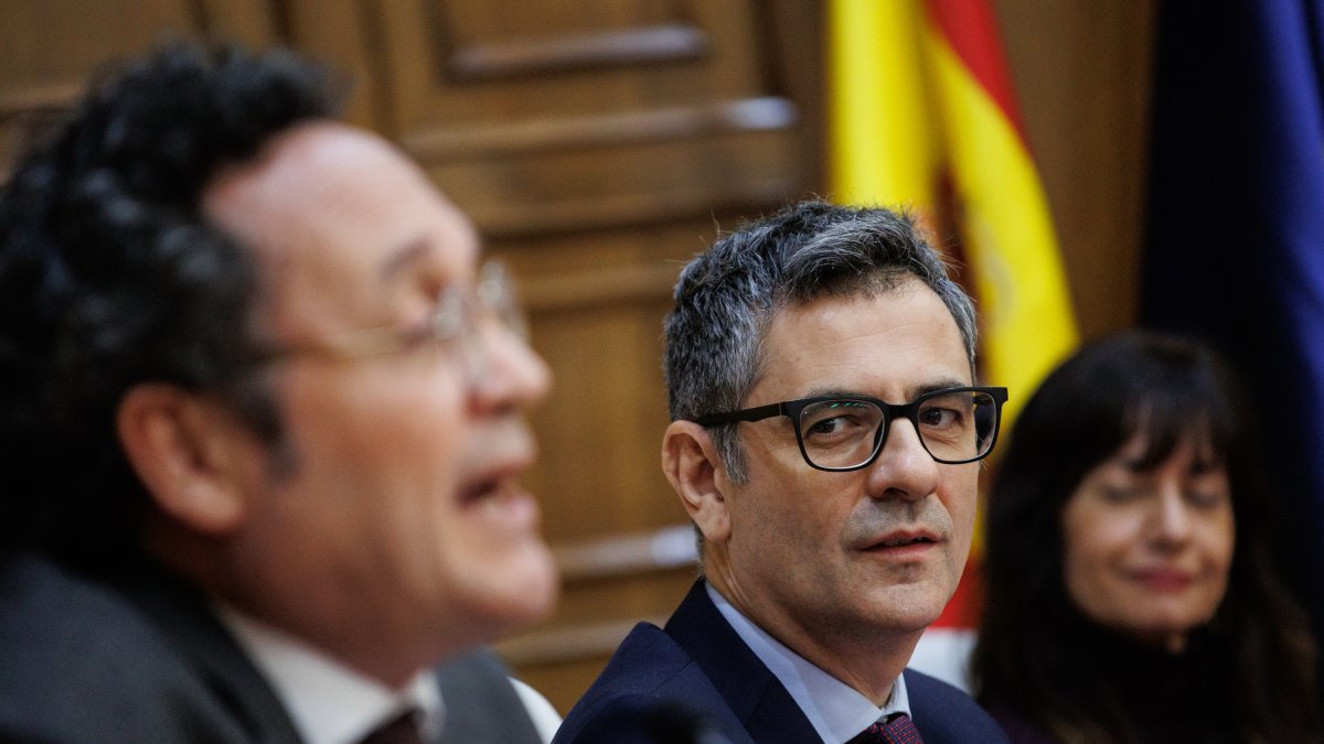Cayetana Álvarez de Toledo sabe algo sobre Bolaños: ¿Qué había en el móvil  incautado al fiscal general?