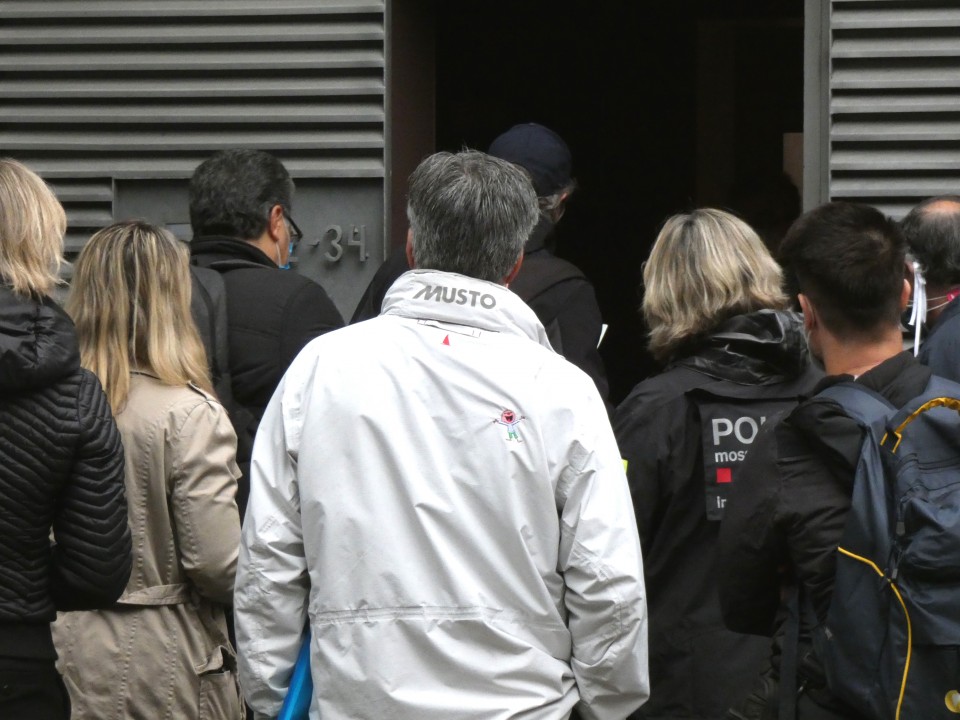 Agentes y la comitiva judicial entrando en la casa de Josep María Mainat