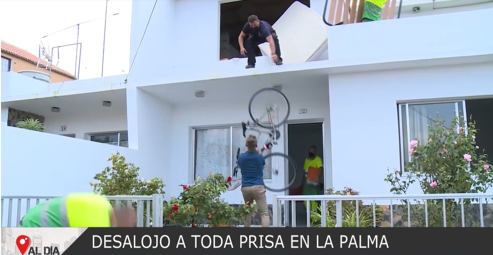 El reportero Alejandro Rodríguez ayudando en La Palma