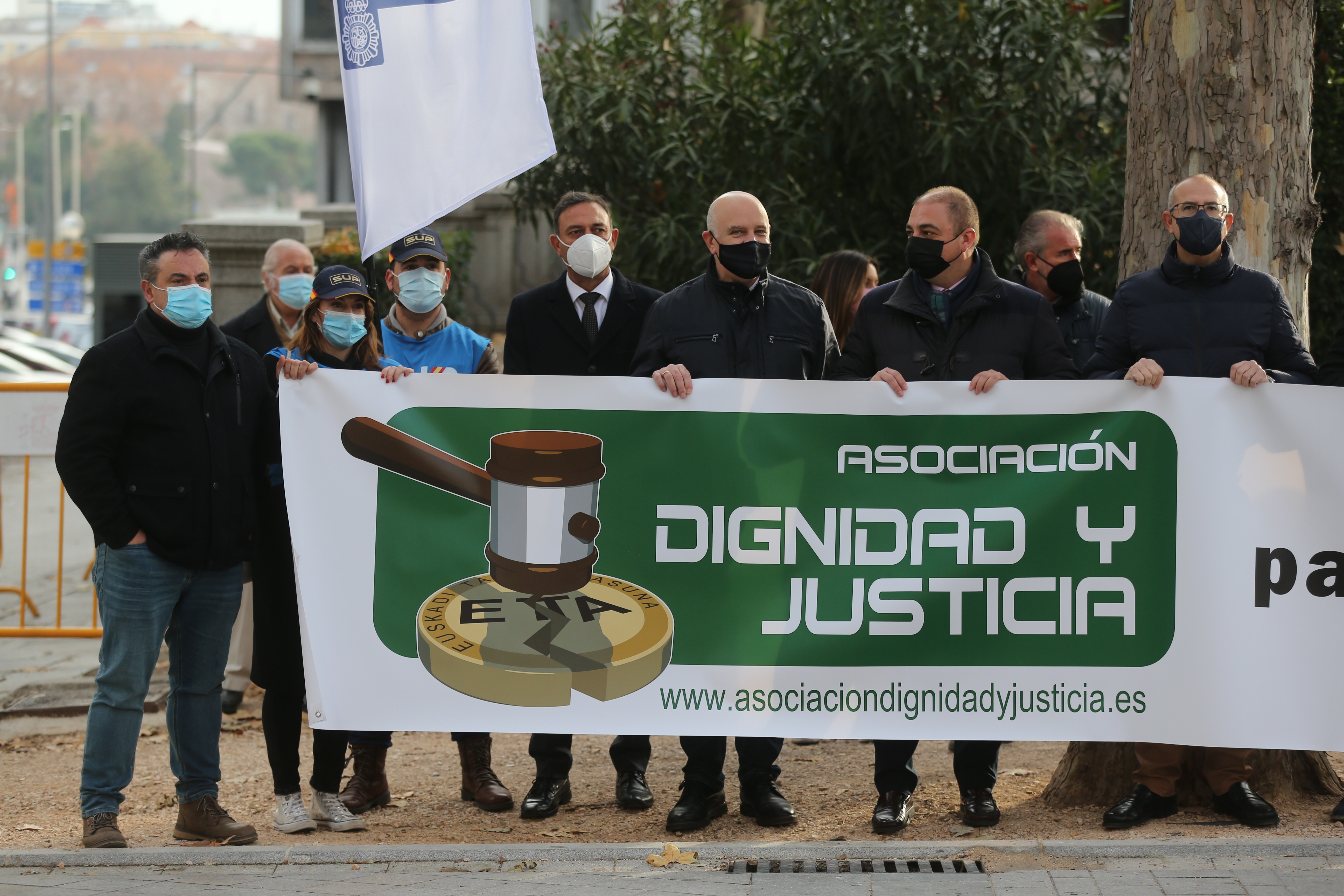 EuropaPress_4157917_varias_personas_pancarta_dignidad_justicia_participan_concentracion