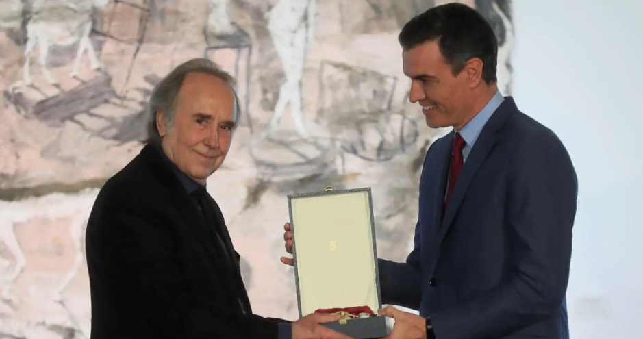 Joan Manuel Serrat y Pedro Sánchez