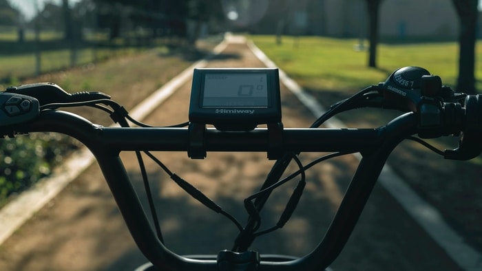 Batería bicicletas eléctricas: cómo influye el uso de accesorios en la autonomía