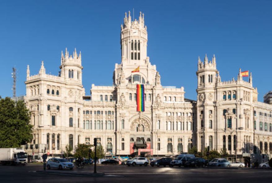 Ayuntamiento de Madrid con bandera Orgullo en época de Carmena